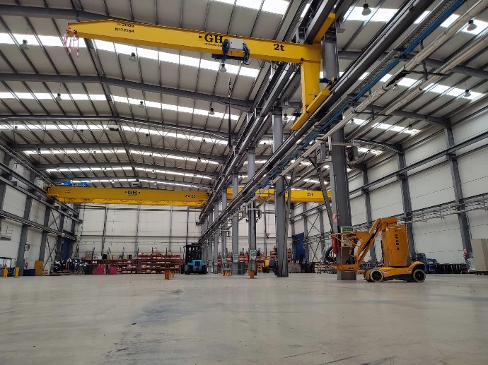 instalaciones de Aditae Technology con área de intervención técnica y almacenamiento de repuestos y aerogeneradores